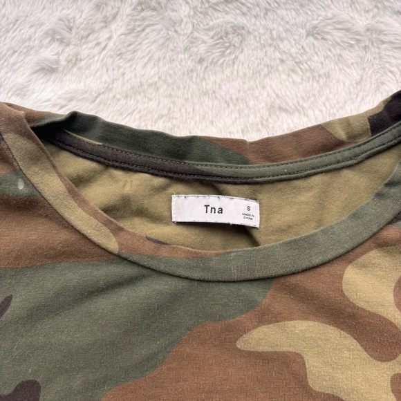 Tna Aritzia Camo Cropped T-Shirt Green Military Print Short Sleeve Small - Picture 2 of 4